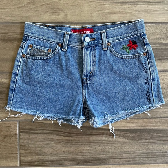 LEVI’S Classic Fit Customized Jean Shorts Sz 6 PET - Picture 2 of 8